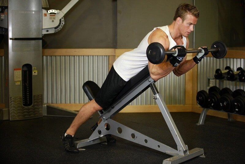 Biceps curls on an incline bench: photo.