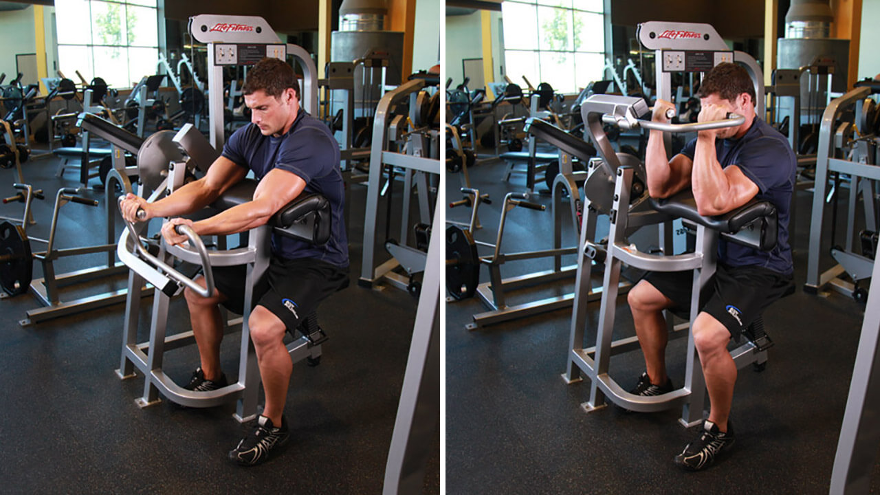 Exercise technique in a biceps machine.